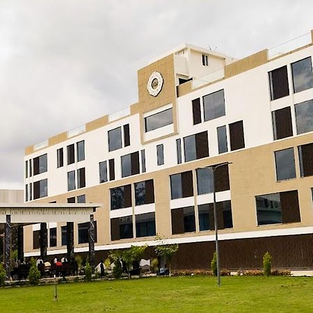 Vrr Astoria Hotel & Convention Center Jigani Bagian luar foto