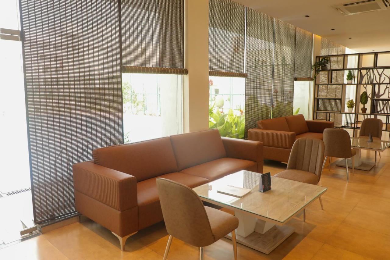 Vrr Astoria Hotel & Convention Center Jigani Bagian luar foto