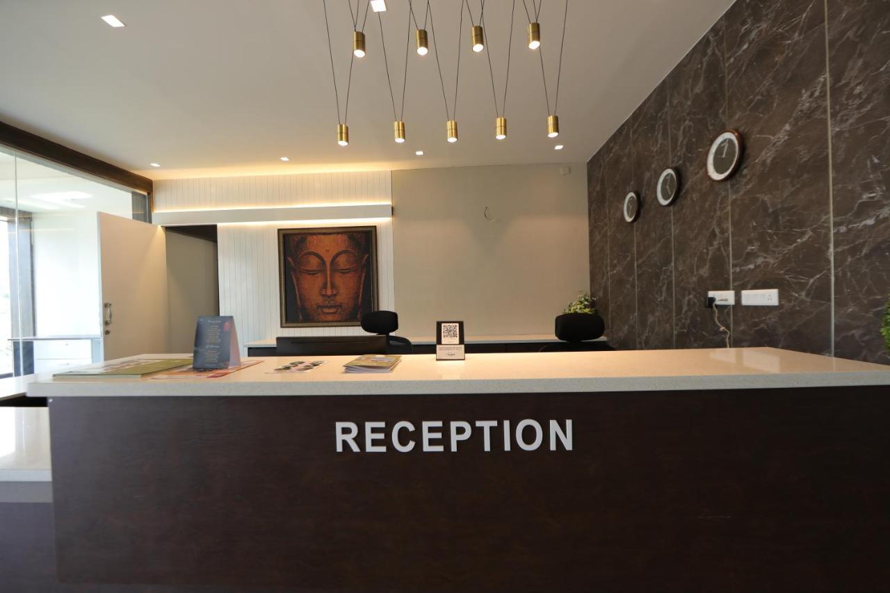 Vrr Astoria Hotel & Convention Center Jigani Bagian luar foto