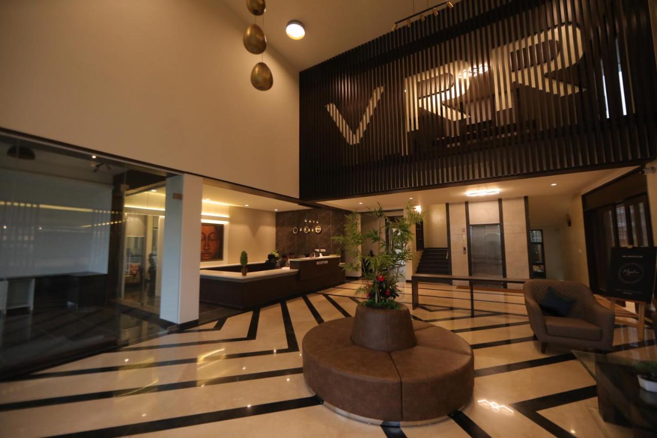 Vrr Astoria Hotel & Convention Center Jigani Bagian luar foto