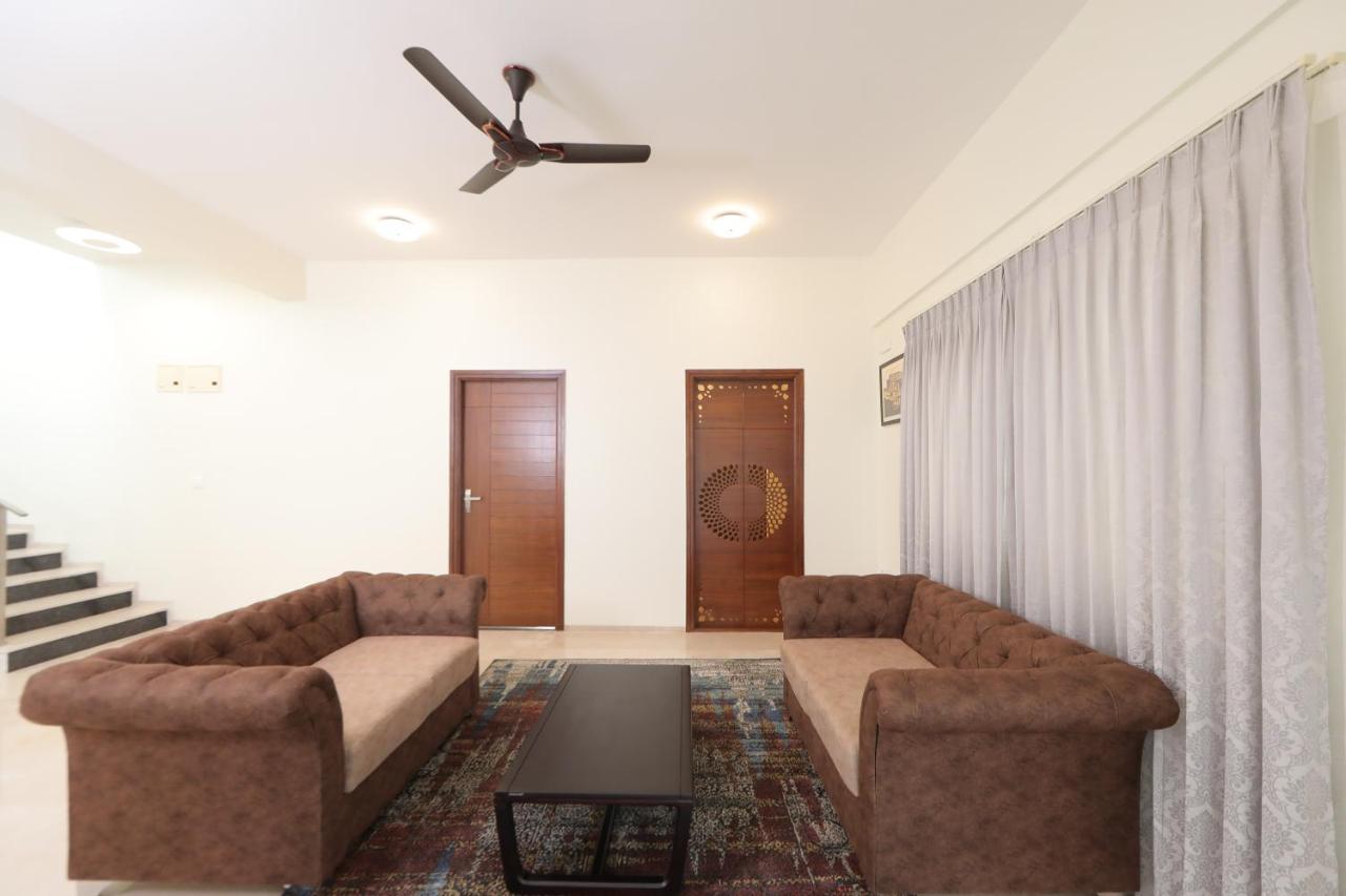 Vrr Astoria Hotel & Convention Center Jigani Bagian luar foto
