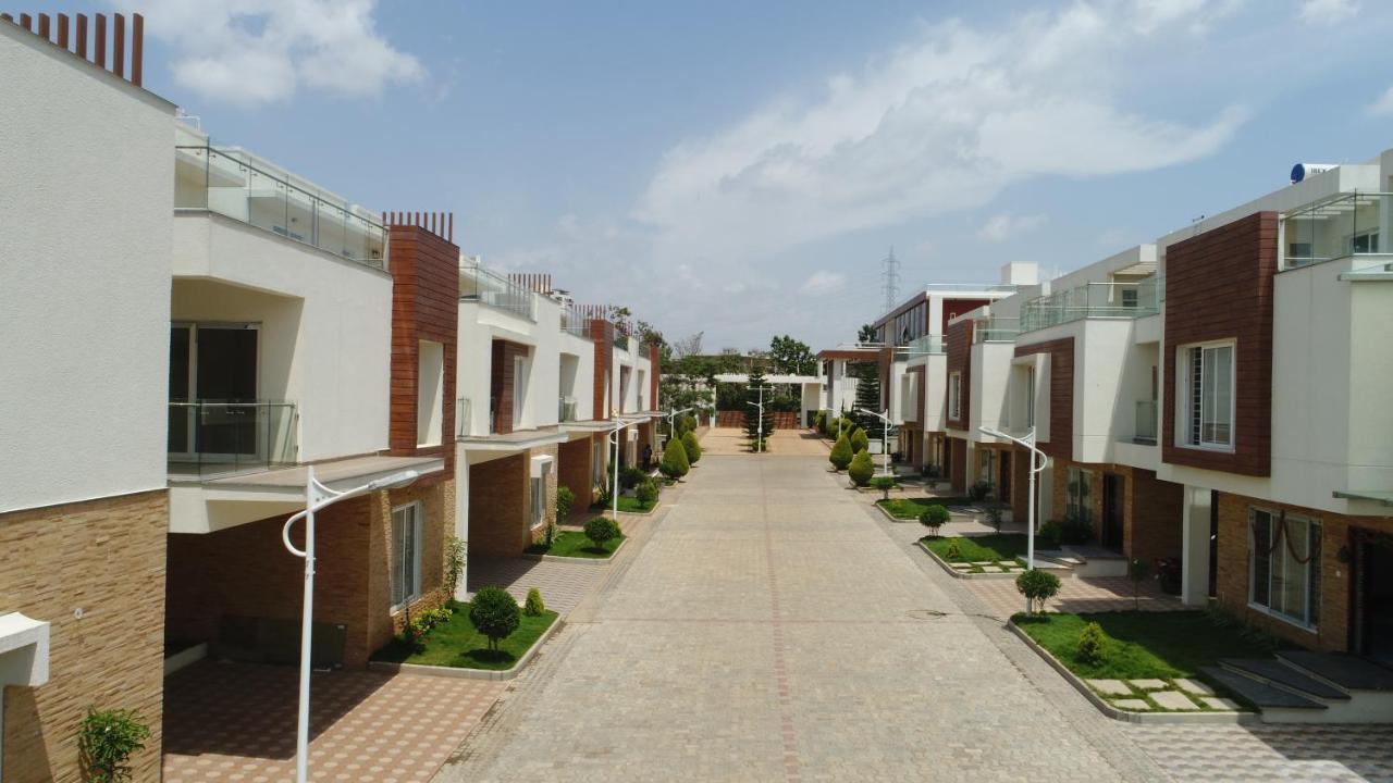 Vrr Astoria Hotel & Convention Center Jigani Bagian luar foto