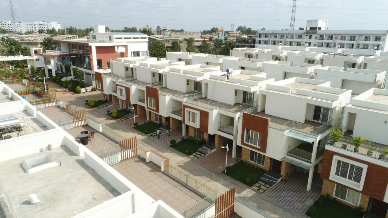 Vrr Astoria Hotel & Convention Center Jigani Bagian luar foto