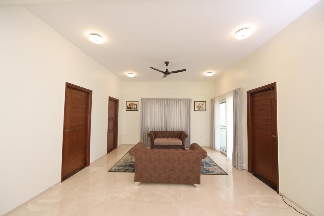 Vrr Astoria Hotel & Convention Center Jigani Bagian luar foto