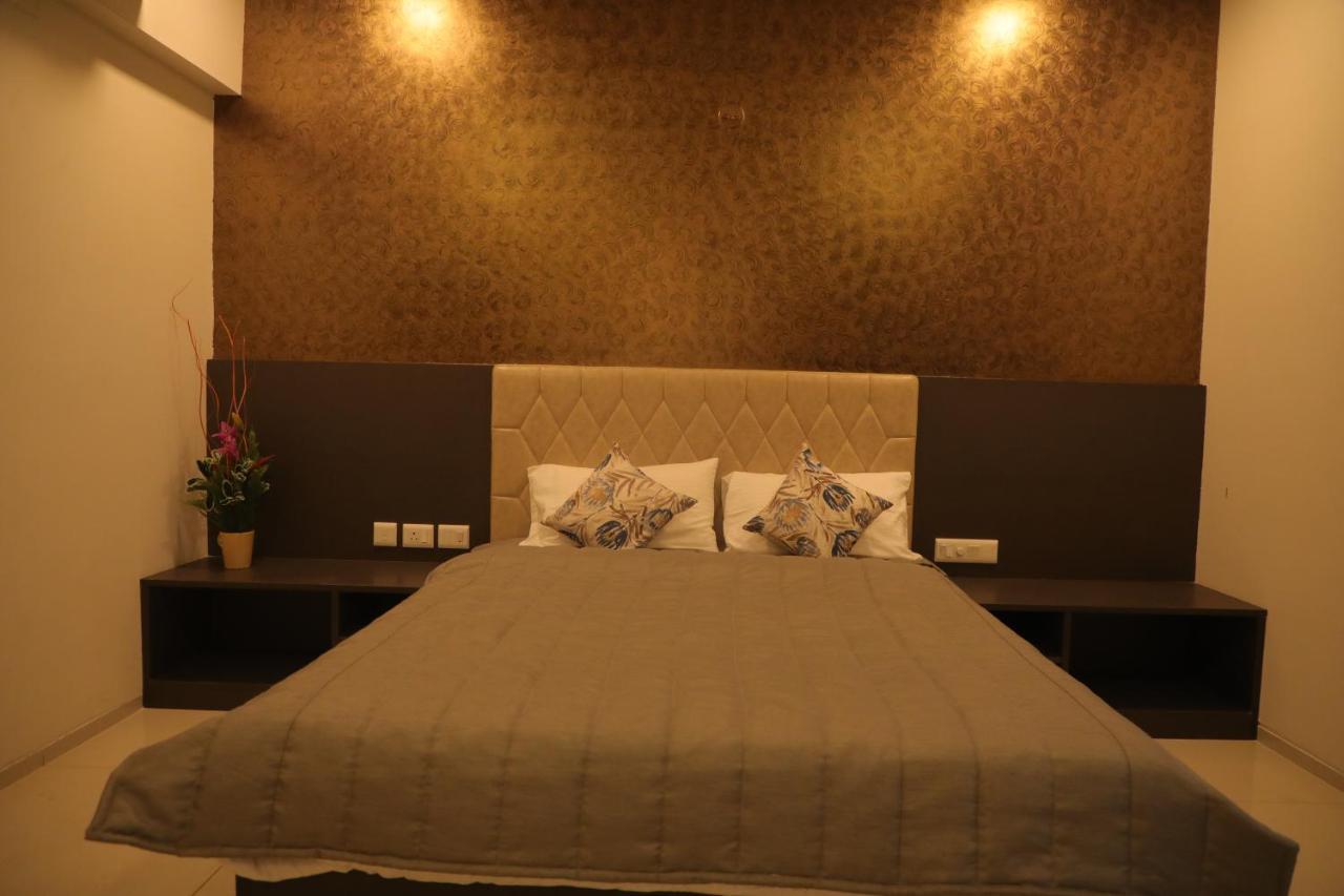 Vrr Astoria Hotel & Convention Center Jigani Bagian luar foto