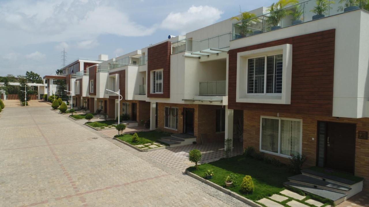 Vrr Astoria Hotel & Convention Center Jigani Bagian luar foto