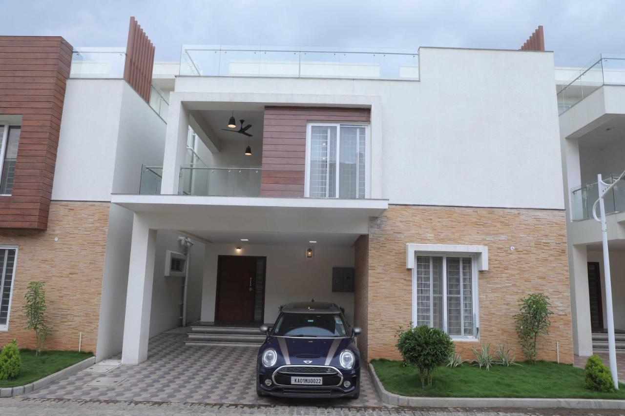Vrr Astoria Hotel & Convention Center Jigani Bagian luar foto