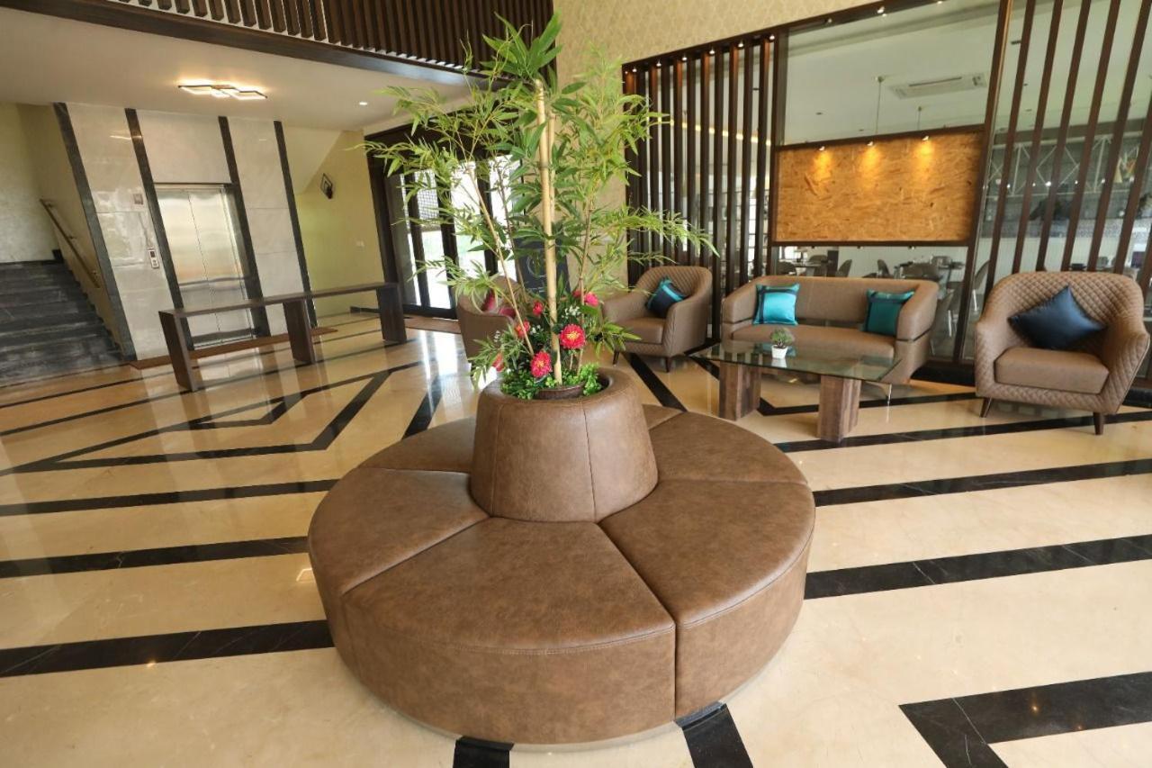Vrr Astoria Hotel & Convention Center Jigani Bagian luar foto