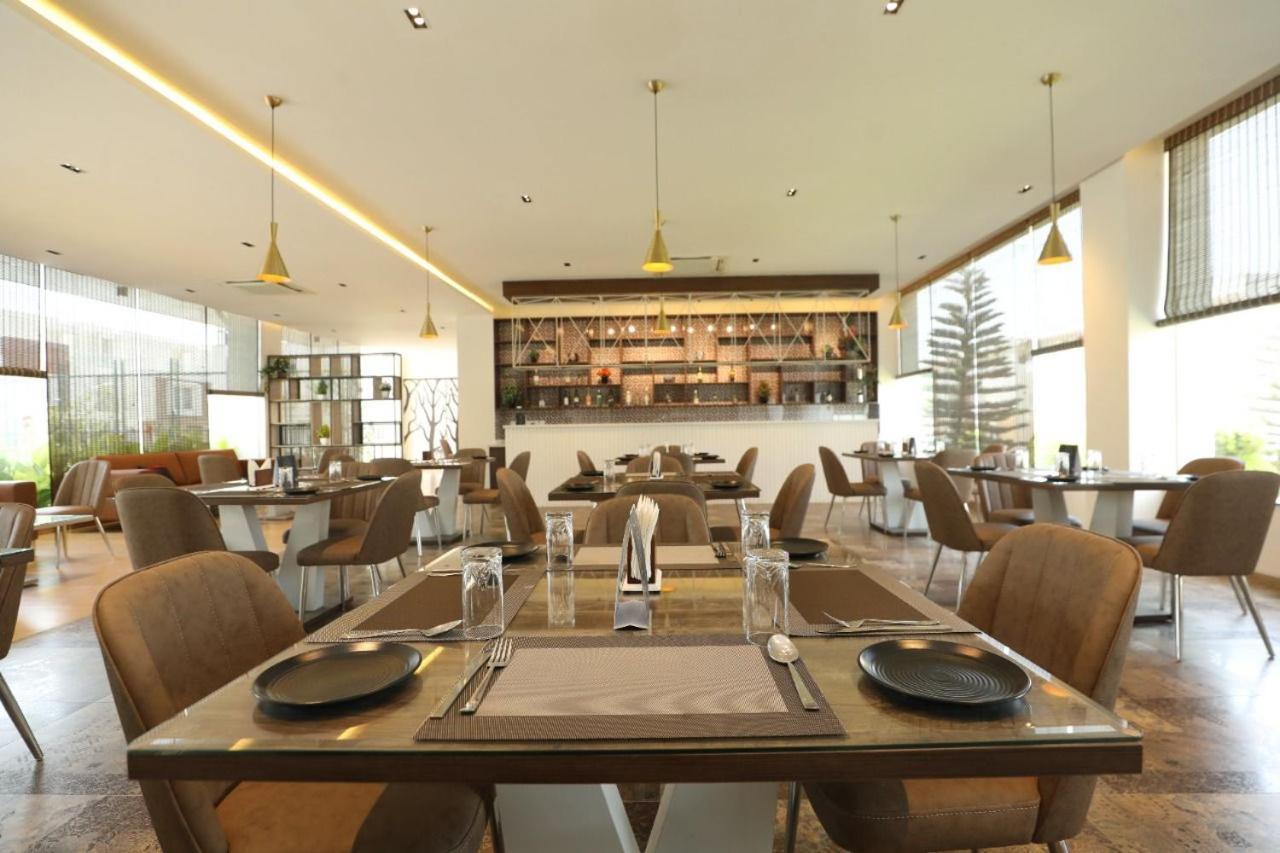 Vrr Astoria Hotel & Convention Center Jigani Bagian luar foto