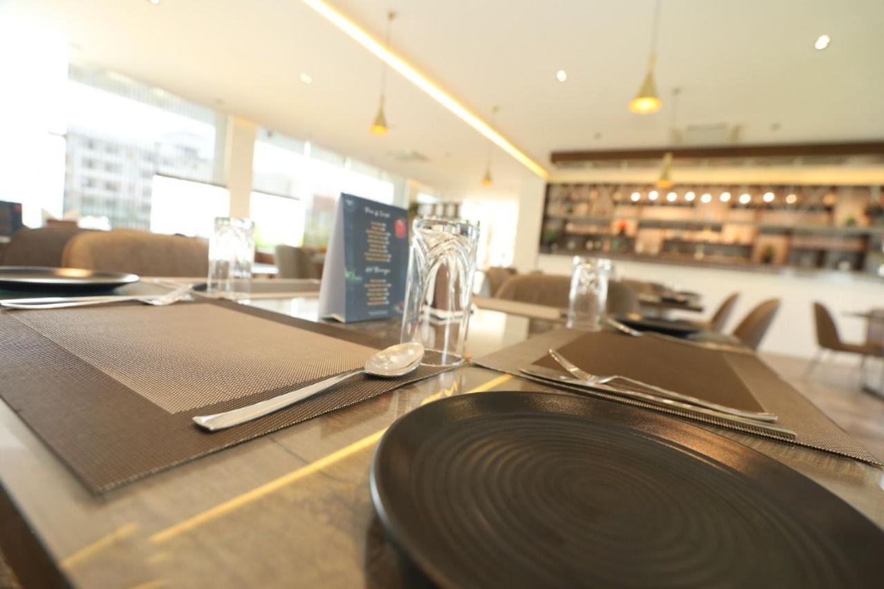 Vrr Astoria Hotel & Convention Center Jigani Bagian luar foto