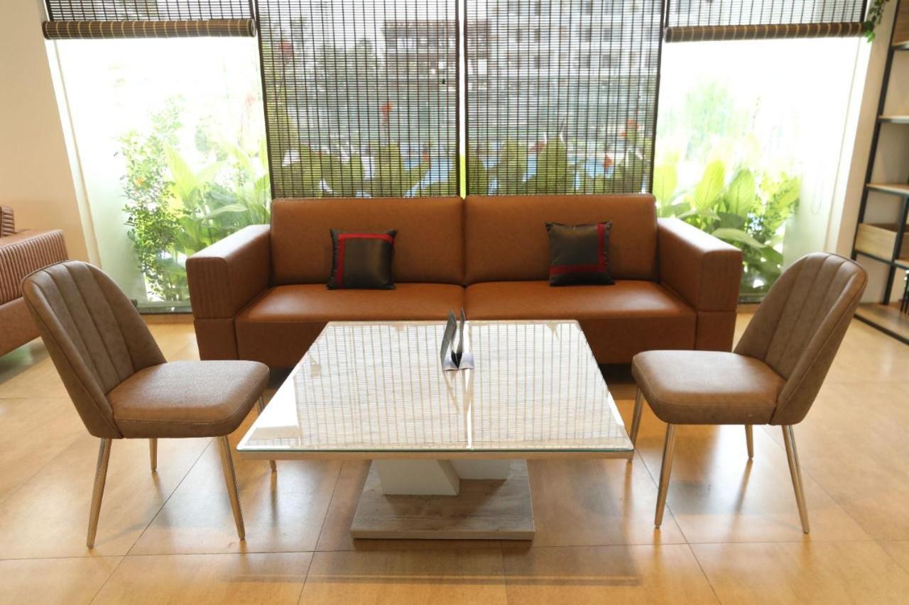 Vrr Astoria Hotel & Convention Center Jigani Bagian luar foto