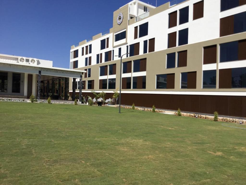 Vrr Astoria Hotel & Convention Center Jigani Bagian luar foto