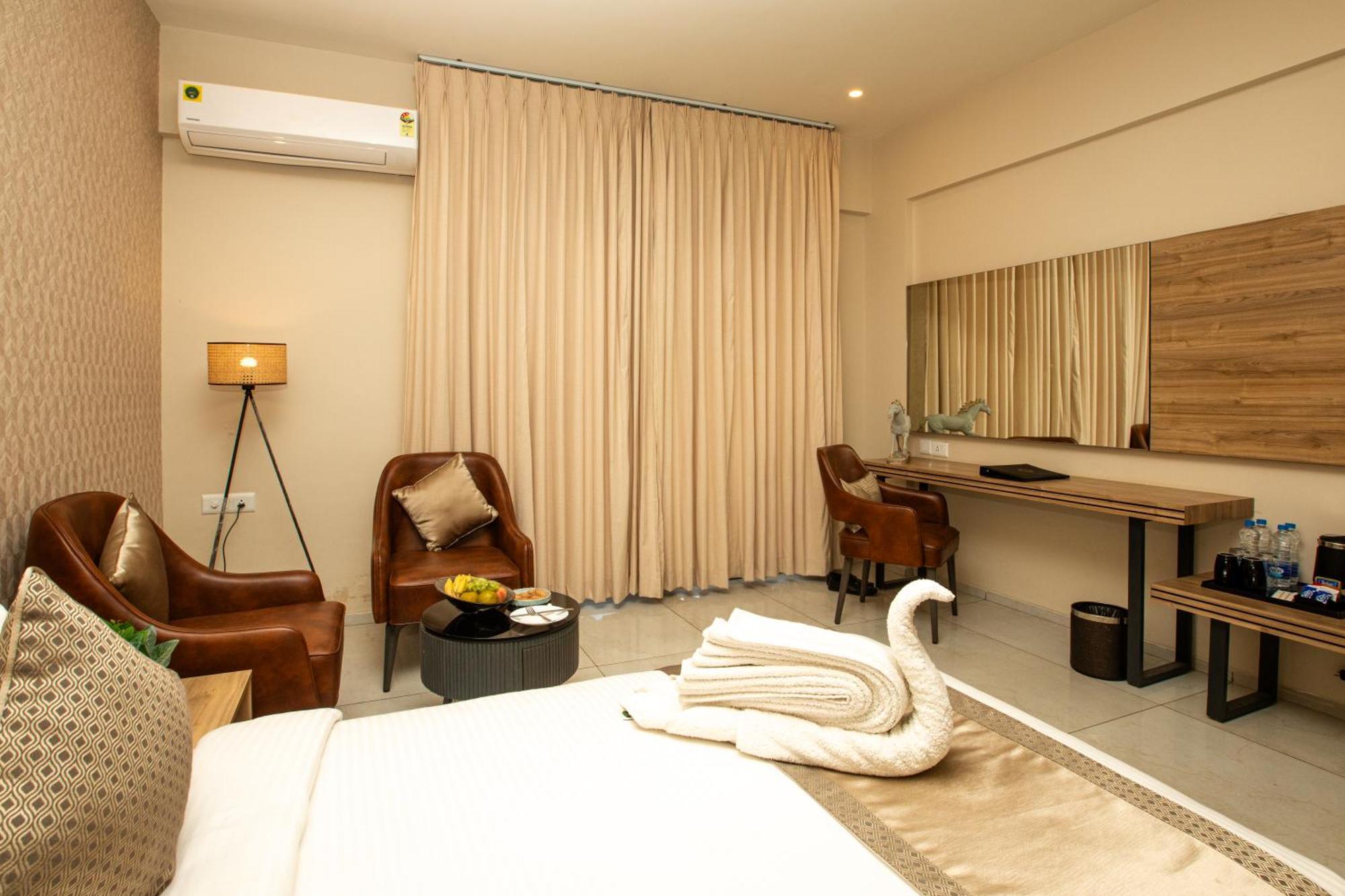 Vrr Astoria Hotel & Convention Center Jigani Bagian luar foto
