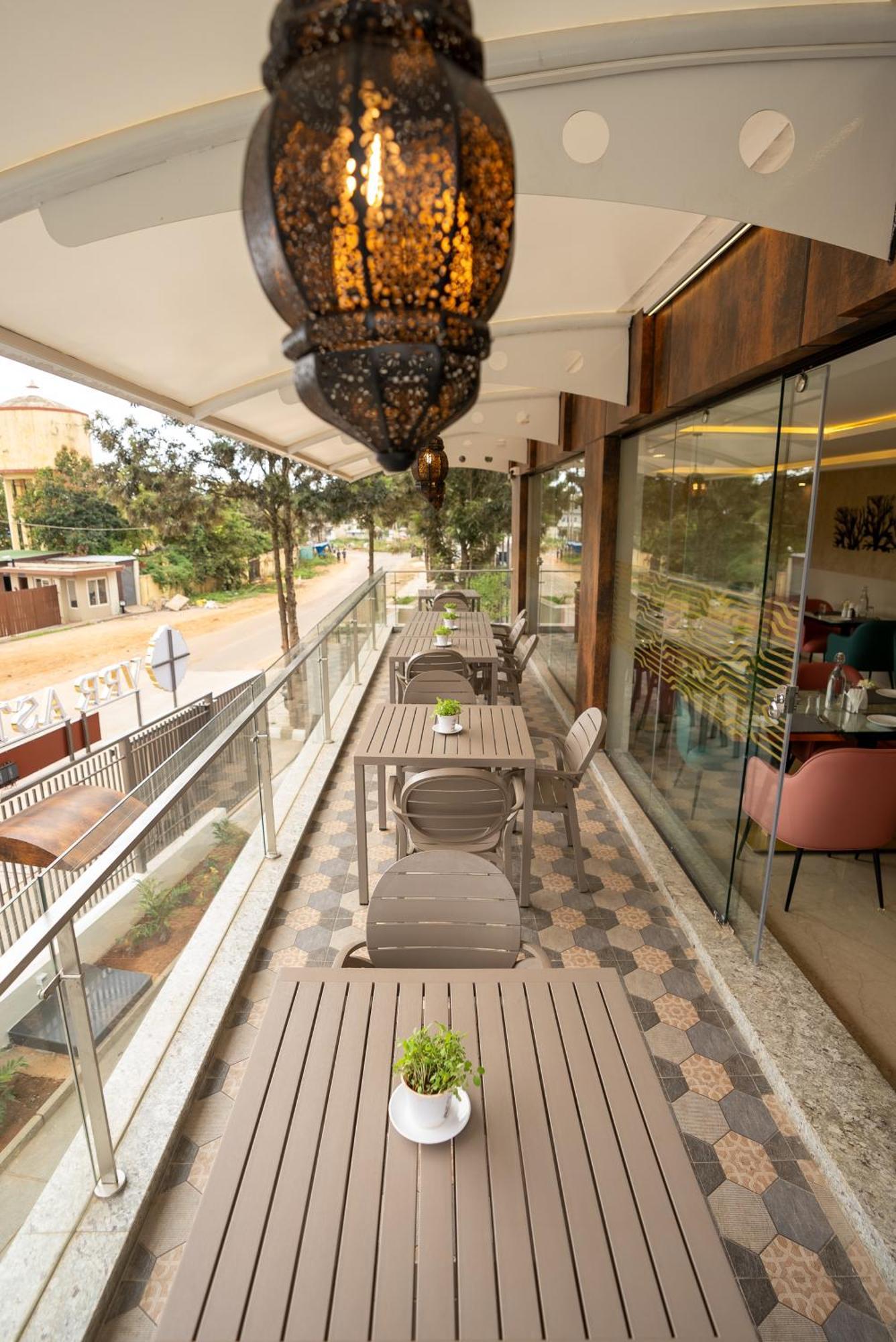 Vrr Astoria Hotel & Convention Center Jigani Bagian luar foto