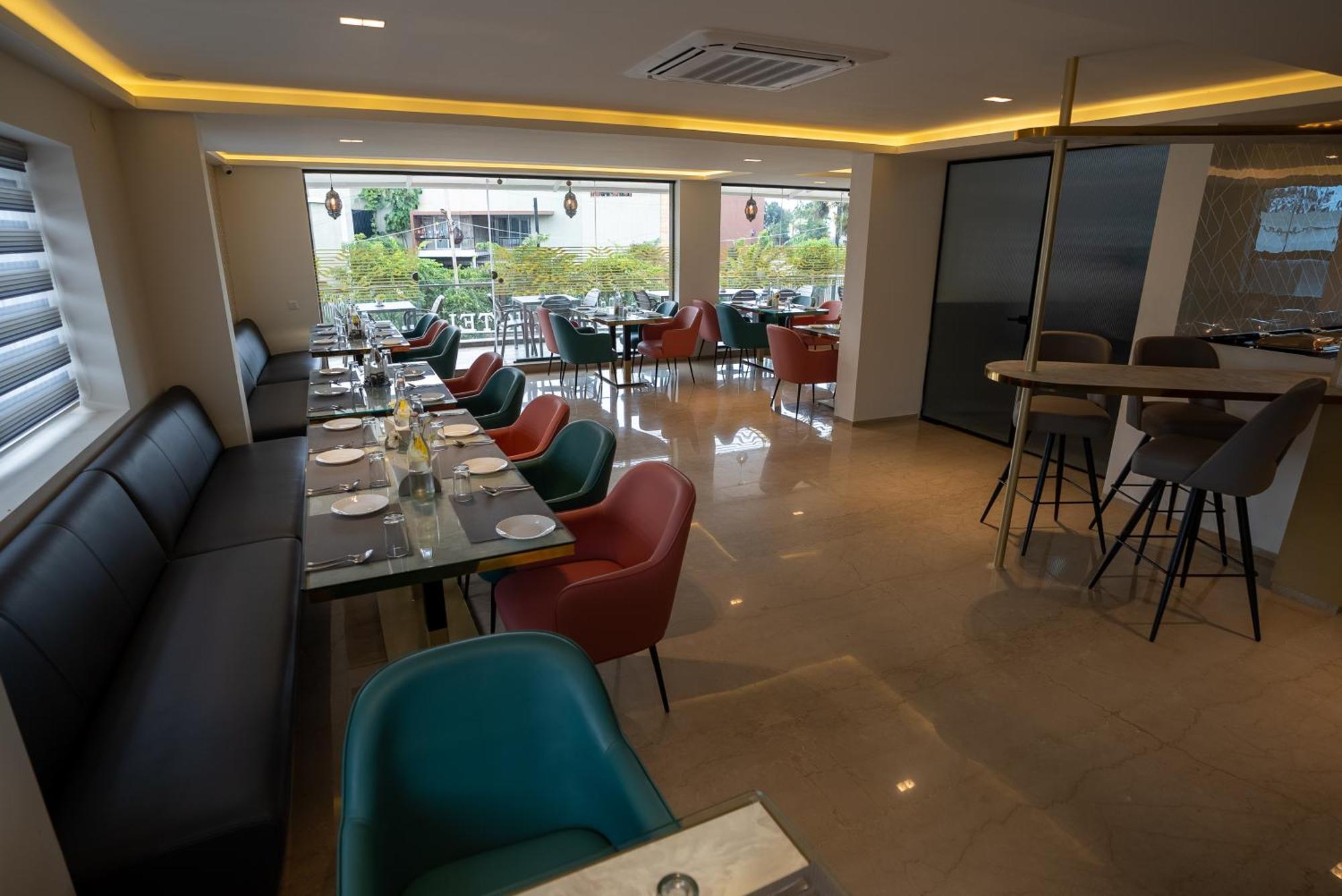 Vrr Astoria Hotel & Convention Center Jigani Bagian luar foto