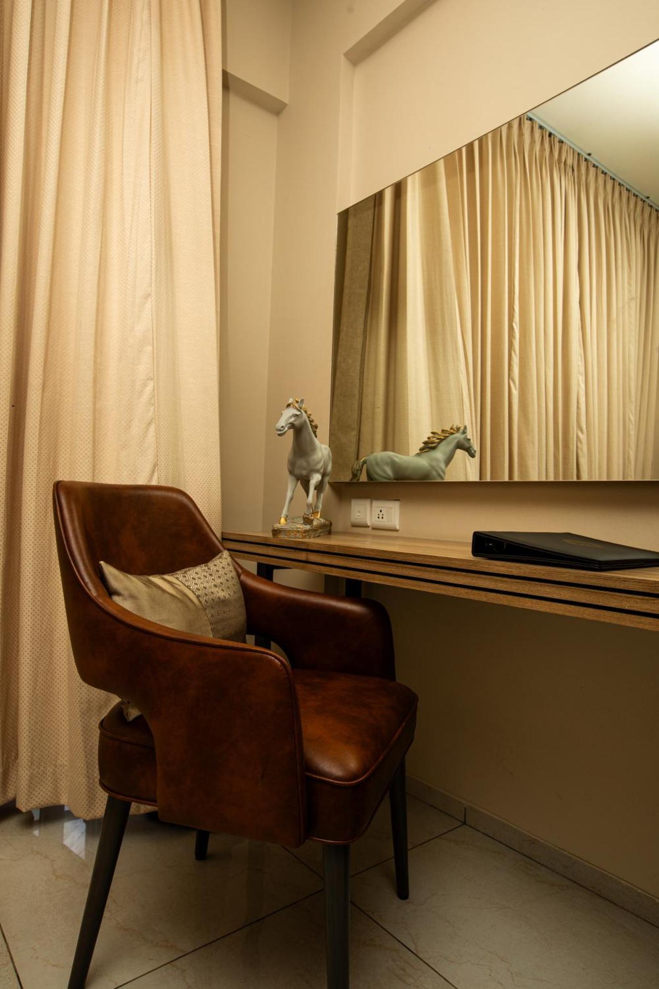 Vrr Astoria Hotel & Convention Center Jigani Bagian luar foto