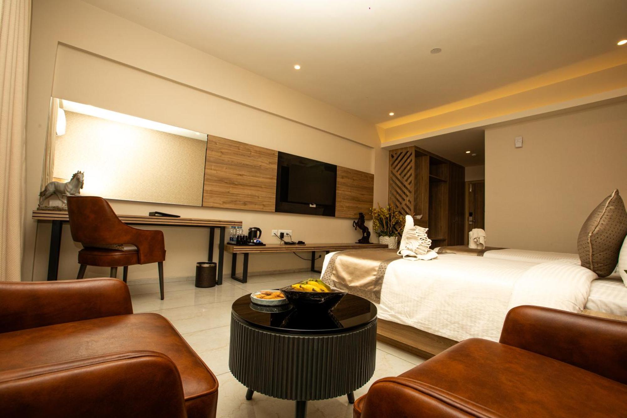 Vrr Astoria Hotel & Convention Center Jigani Bagian luar foto